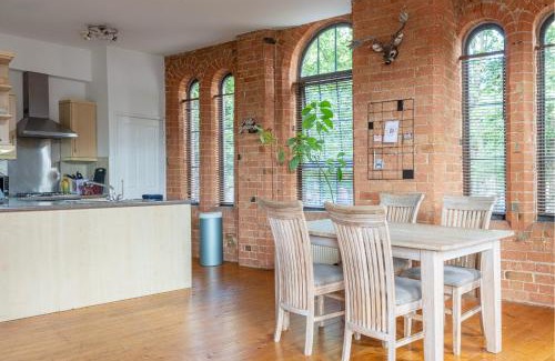 Nottingham City Centre Apartment | 5 mins walk from centre, spacious city apt, open-plan