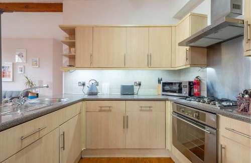 Nottingham City Centre Apartment | 5 mins walk from centre, spacious city apt, open-plan