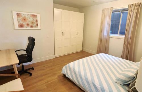 Hollyburn House | 5 mins walk to beach! Lovely, spacious bedroom near Beach, Stanley Park, Cypress Mountain, Downtown Vancouver, Grouse Mountain