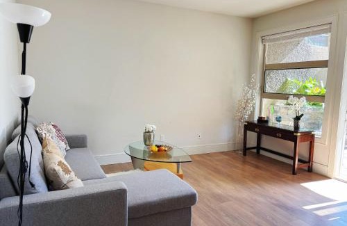 Hollyburn House | 5 mins walk to beach! Lovely, spacious bedroom near Beach, Stanley Park, Cypress Mountain, Downtown Vancouver, Grouse Mountain