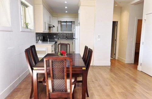 Hollyburn House | 5 mins walk to beach! Lovely, spacious bedroom near Beach, Stanley Park, Cypress Mountain, Downtown Vancouver, Grouse Mountain