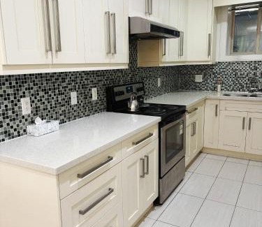 Hollyburn House | 5 mins walk to beach! Lovely, spacious bedroom near Beach, Stanley Park, Cypress Mountain, Downtown Vancouver, Grouse Mountain
