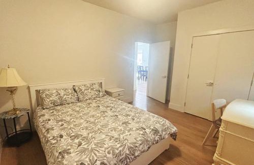 Hollyburn House | 5 mins walk to the beach! Cozy bedroom near Stanley Park, Downtown Vancouver, Cypress Mountain, Capilano Suspension Bridge, Grouse Mountain