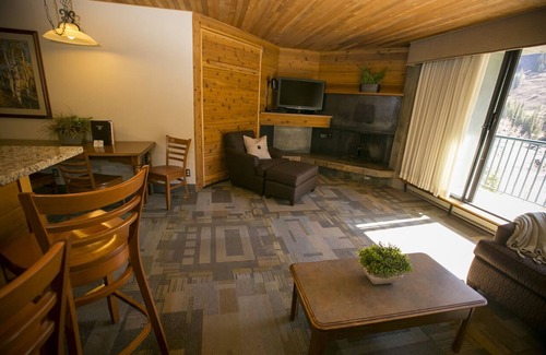 Salt Lake Mountain Resorts Condo | 5 minute walk to the Wilbere ski lift. Family-sized condo with pool & game room