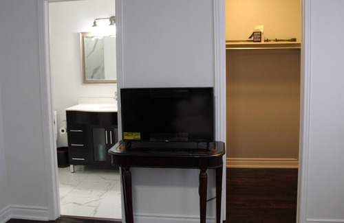 Newmarket House | 5 minute walk to Upper Canada Mall!