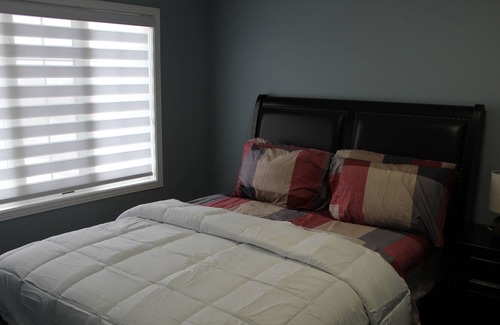 Newmarket House | 5 minute walk to Upper Canada Mall!