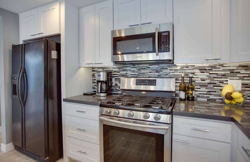 West Newport House | 5 Minute Walk to Beach & Dining, Ultra-Modern Amenities, High-End Kitchen, Open Patio