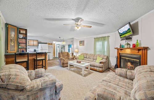 Baxter House | 5 minutes from Burgess Falls! Fish, canoe & paddle boating on private property.