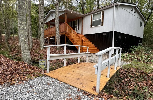 Helen House | 5 Minutes from Helen Modern 3/2 Creekside Cabin at Little Creek Cabins