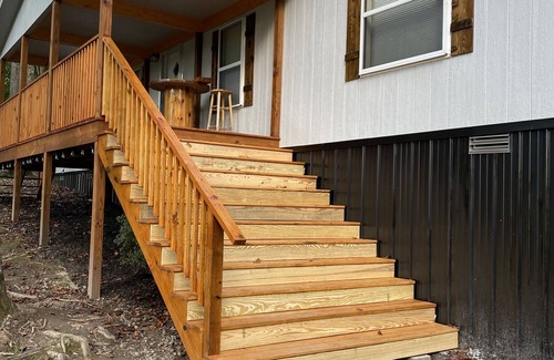 Helen House | 5 Minutes from Helen Modern 3/2 Creekside Cabin at Little Creek Cabins