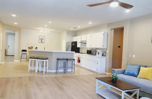 Victorville House | 5 minutes to Freeway! Spacious Modern Corner House & Patio