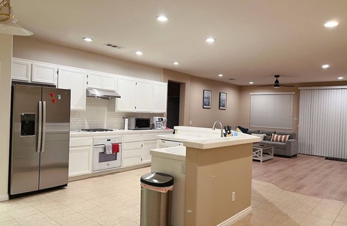 Victorville House | 5 minutes to Freeway! Spacious Modern Corner House & Patio