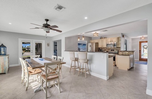 Sorrento Shores House | 5 minutes to the BEACH! Beautiful neighborhood on intercoastal. Family friendly