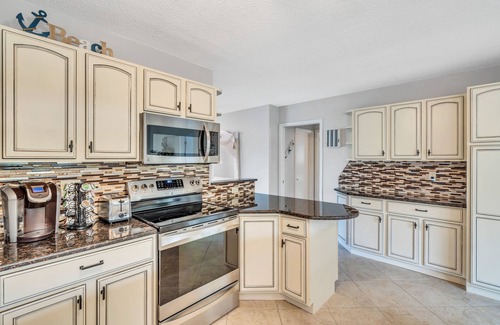Sorrento Shores House | 5 minutes to the BEACH! Beautiful neighborhood on intercoastal. Family friendly