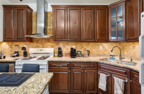 Lakeview Apartment | 5 Minutes to Wrigley and Beach - Games and Arcades - Garage - Sleeps 10