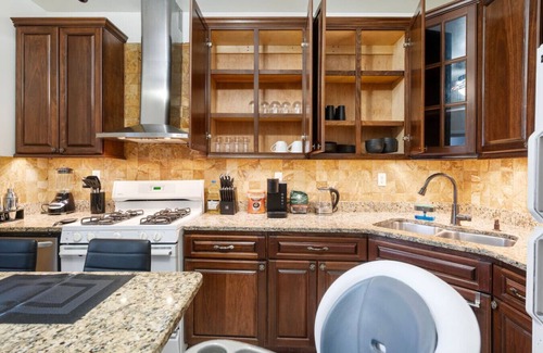 Lakeview Apartment | 5 Minutes to Wrigley and Beach - Games and Arcades - Garage - Sleeps 10