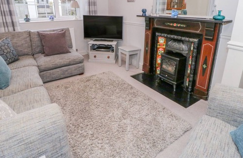 Moelfre Cottage | 5 MORANNEDD, country holiday cottage, with a garden in Moelfre