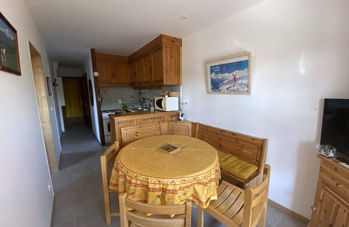 Cohennoz Apartment | 5-person apt, Cernix center, near slopes & shops, pets allowed, parking, balcony