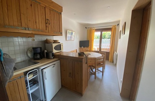Cohennoz Apartment | 5-person apt, Cernix center, near slopes & shops, pets allowed, parking, balcony