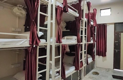 Jabalpur Hotel | 5 Star Dormitory