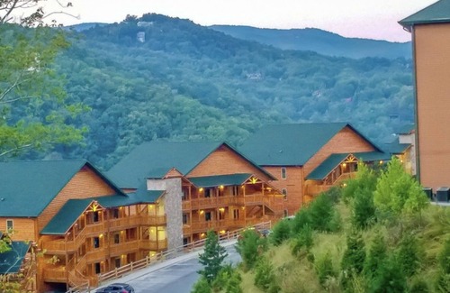 Gatlinburg Villa | 5 Star Mountain Resort. Pet friendly.