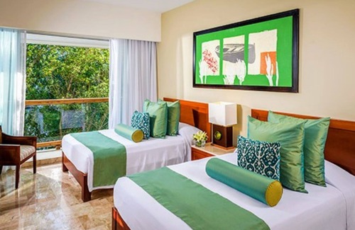 Villa Juarez Resort | 5 star resort in amazing Cancun with Cirque du Soleil show & Jungala water park
