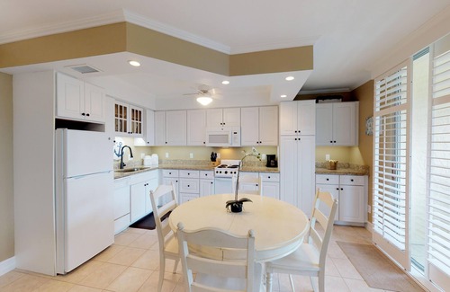 Marco Island Condo | 5 Star Reviews- 5th FL Condo- Gulf View, Direct Beach Access, Marriott across St