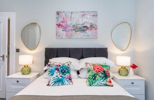 Queens Quarter Apartment | 5 Star - The Ulsterville Residences - Free On-site Parking