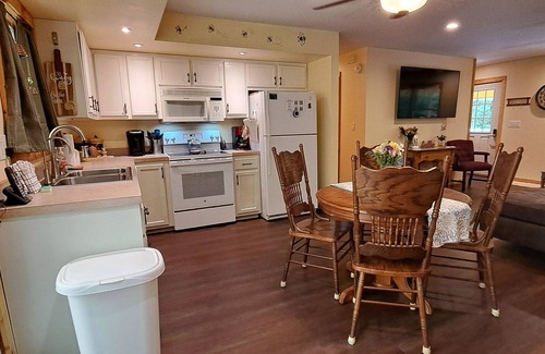 Gatlinburg Cottage | 5.STAR Wheelchair-friendly Smoky Mountain getaway 5.bed 3.bath 6.min to Downtown