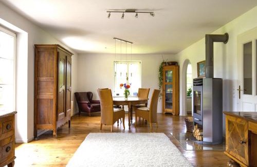 Uebersee Apartment | 5 Sterne FeWo mit Garten und Bergblick in Chiemsee-Nähe
