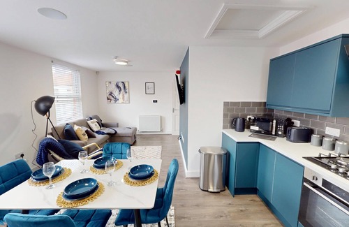 Liverpool House | 5 TVs | 10 Mins to City | 2 Showers | Free Parking
