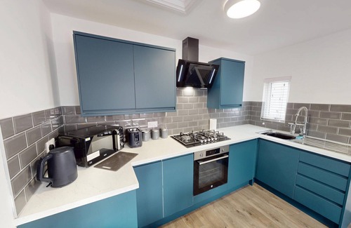 Liverpool House | 5 TVs | 10 Mins to City | 2 Showers | Free Parking