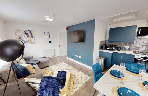 Liverpool House | 5 TVs | 10 Mins to City | 2 Showers | Free Parking