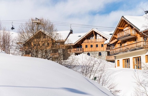 La Toussuire Apartment | 50m from ski slopes, swimming pool, sauna, hammam, terrace, balcony, tv, ski locker, 52-62m²