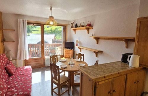 Champagny-en-Vanoise Apartment | 50m from ski slopes, 3rd floor, view village, balcony, tv, ski locker, 23m², Champagny-en-Vanoise