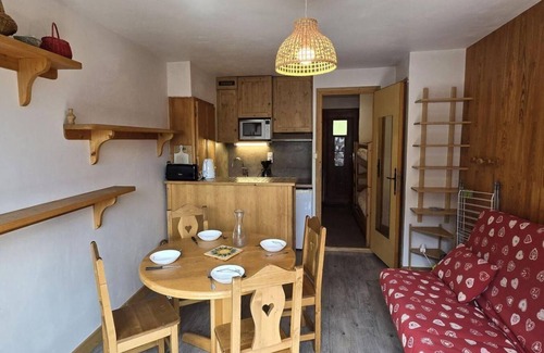 Champagny-en-Vanoise Apartment | 50m from ski slopes, 3rd floor, view village, balcony, tv, ski locker, 23m², Champagny-en-Vanoise