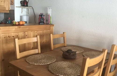 Valloire Apartment | 50m from ski slopes, 1st floor, swimming pool, sauna, hammam, balcony, tv, ski locker, 33m²
