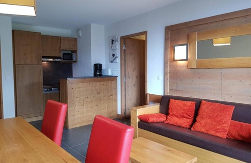 Arc-1600 Apartment | 50m from ski slopes, 5th floor, view valley, balcony, parking, tv, ski locker, 63m², Les Arcs