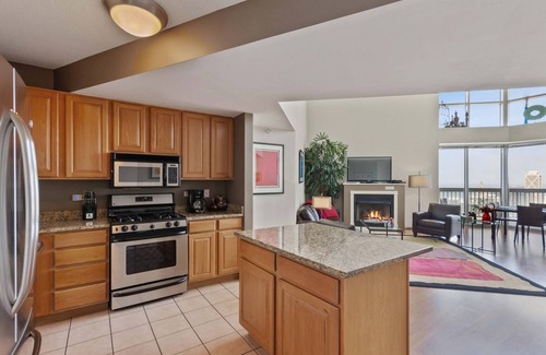 Downtown Chicago Apartment | 51/52nd Floor Penthouse-VIEWS, Fireplace, Pool