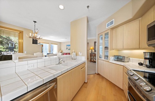 Olympic Valley Condo | 512 | 2BD Polished Comfort Hot Tubs + Parking