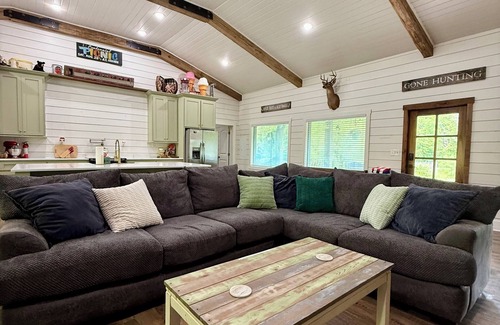 Kedron Cabin | 55 ACRE GATED ESTATE, RUSTIC MOUNTAIN LODGE, SPRINGWATER LAKE, HIKING & FISHING