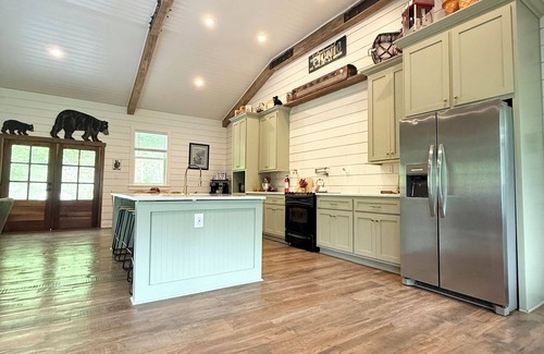 Kedron Cabin | 55 ACRE GATED ESTATE, RUSTIC MOUNTAIN LODGE, SPRINGWATER LAKE, HIKING & FISHING