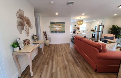 Naples Park Cottage | 558 Pink Pearl Cottage| New Pool | Mins 2 Beaches