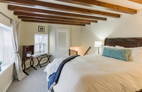 Fairmount Villa | 564 1/2 North Judson