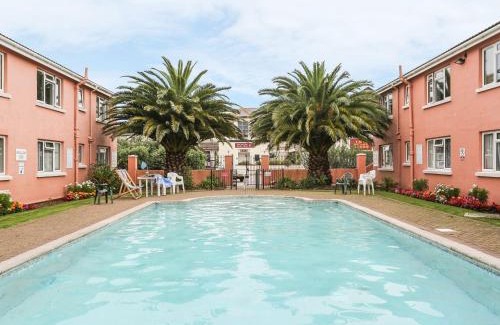 Paignton Apartment | 57 New Esplanade Court, Beach Close By Pool View