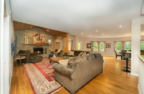 Otterbien Home Villa | 5755 Butler Warren Cheerful 6-Bedroom Villa with fishing pond
