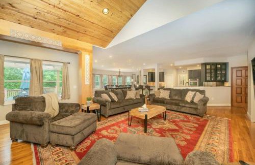Otterbien Home Villa | 5755 Butler Warren Cheerful 6-Bedroom Villa with fishing pond