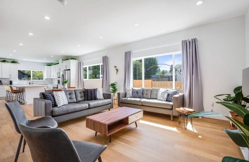 Rainier View House | 5B4BA SFH close to Airport w/EV charger, Backyard