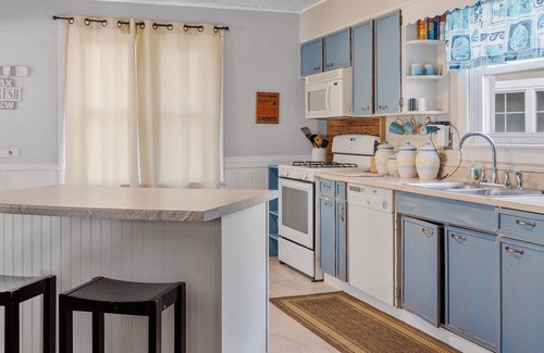 Michigan City Cottage | 5BD 2BA Cottage walking distance to Sheridan Beach & 30 min drive to Norte Dame