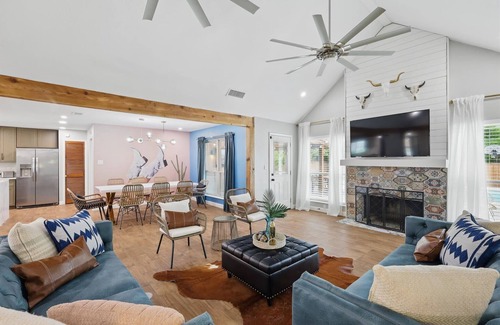 North Richland Hills House | 5BD Vacation Retreat w Pool, Games, Golf Simulator